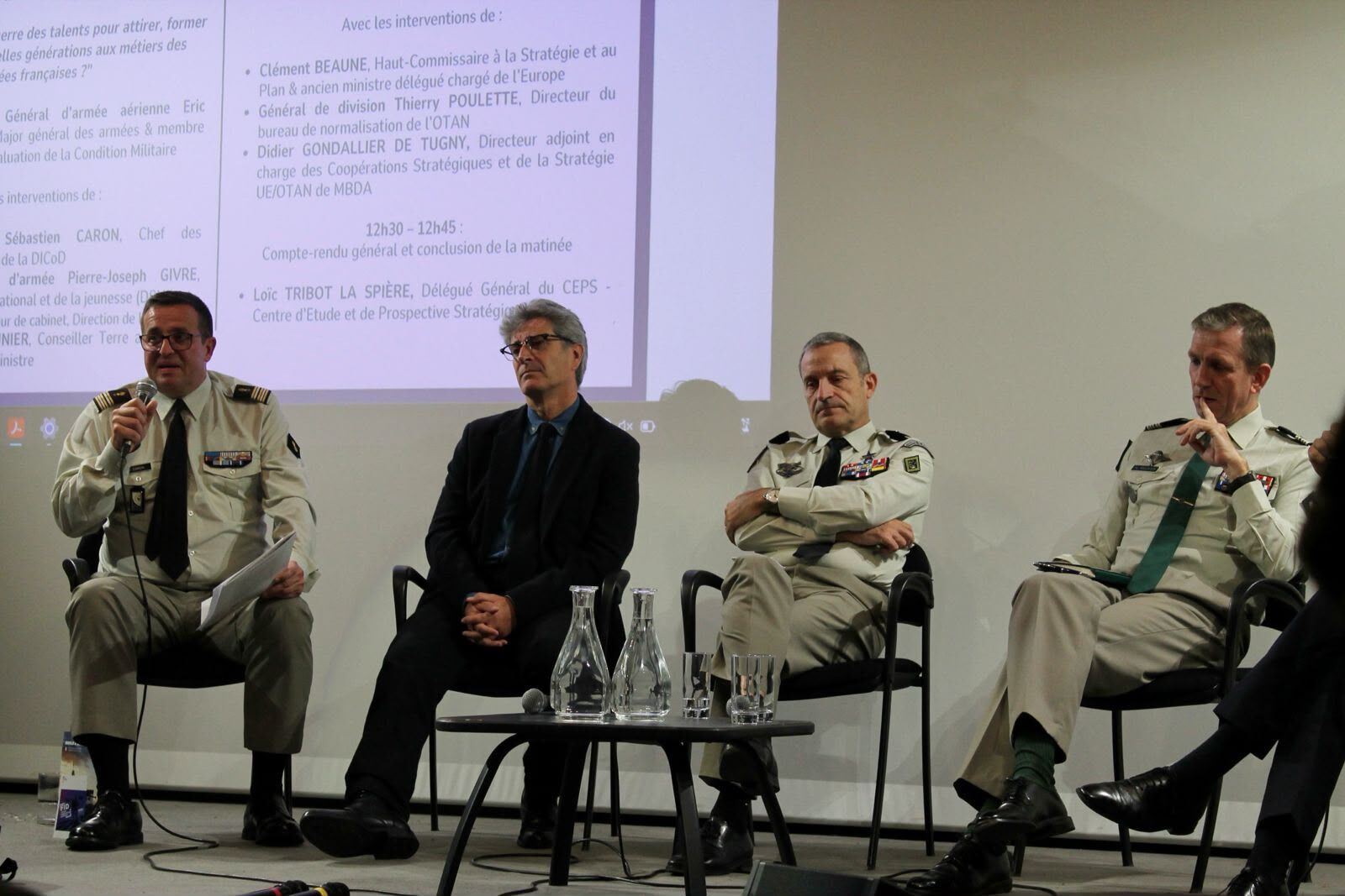 Table ronde : officiers généraux et intervenant civil sur scène