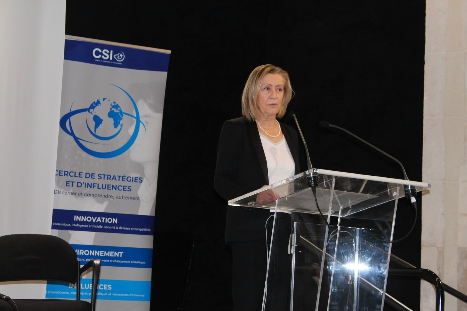 Une intervenante à la tribune