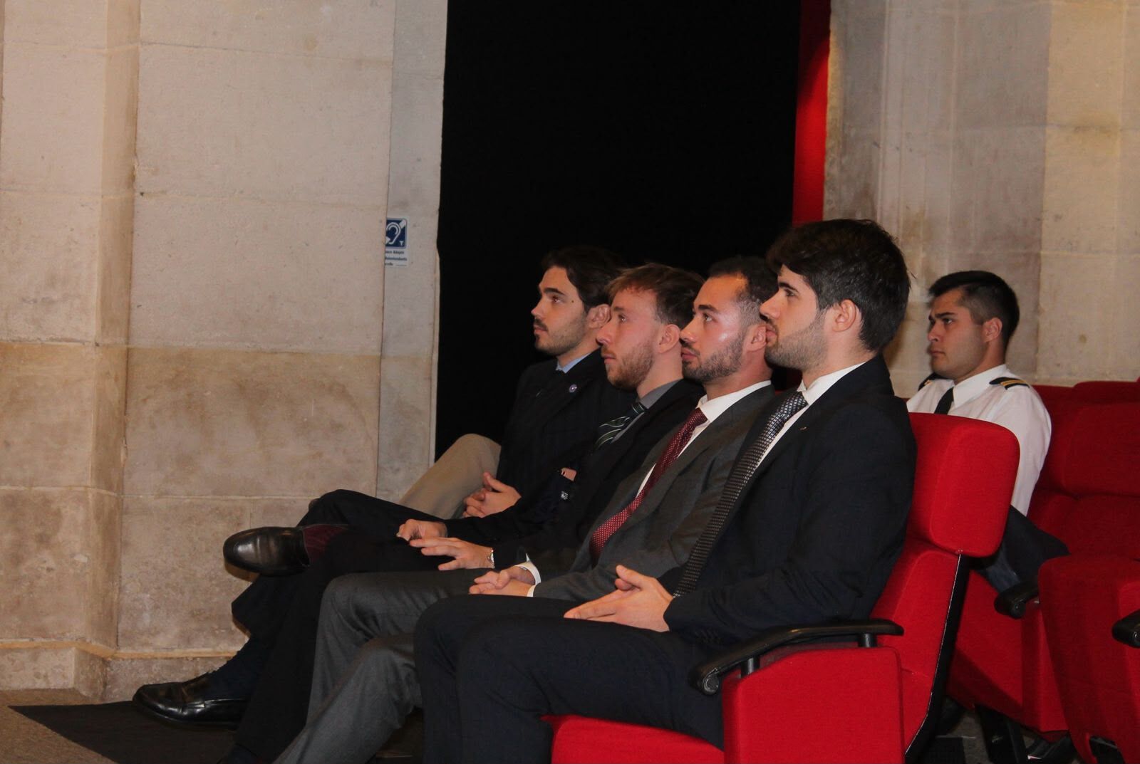Des jeunes auditeurs au premier rang de l'amphithéâtre