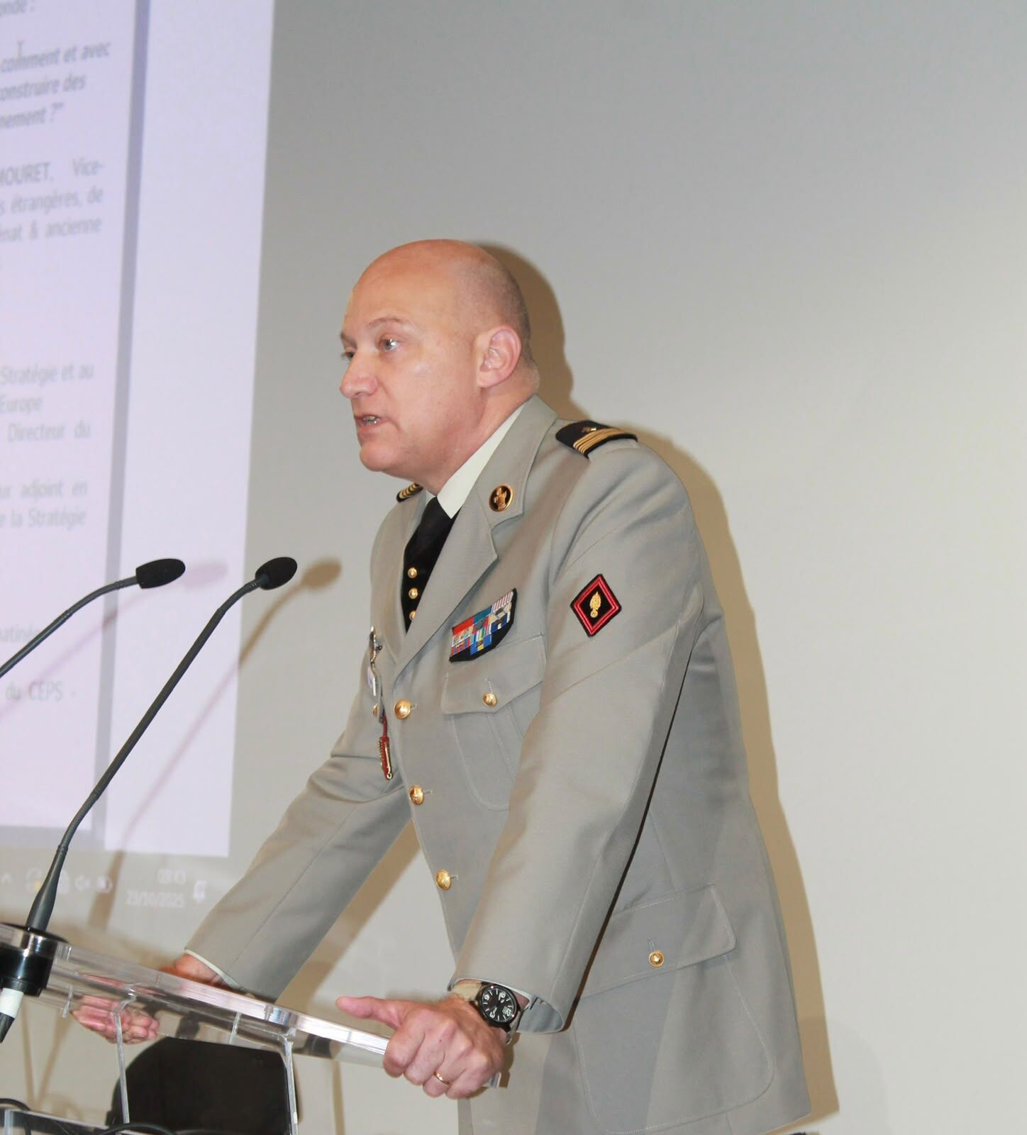 Un officier de l'armée de Terre à la tribune