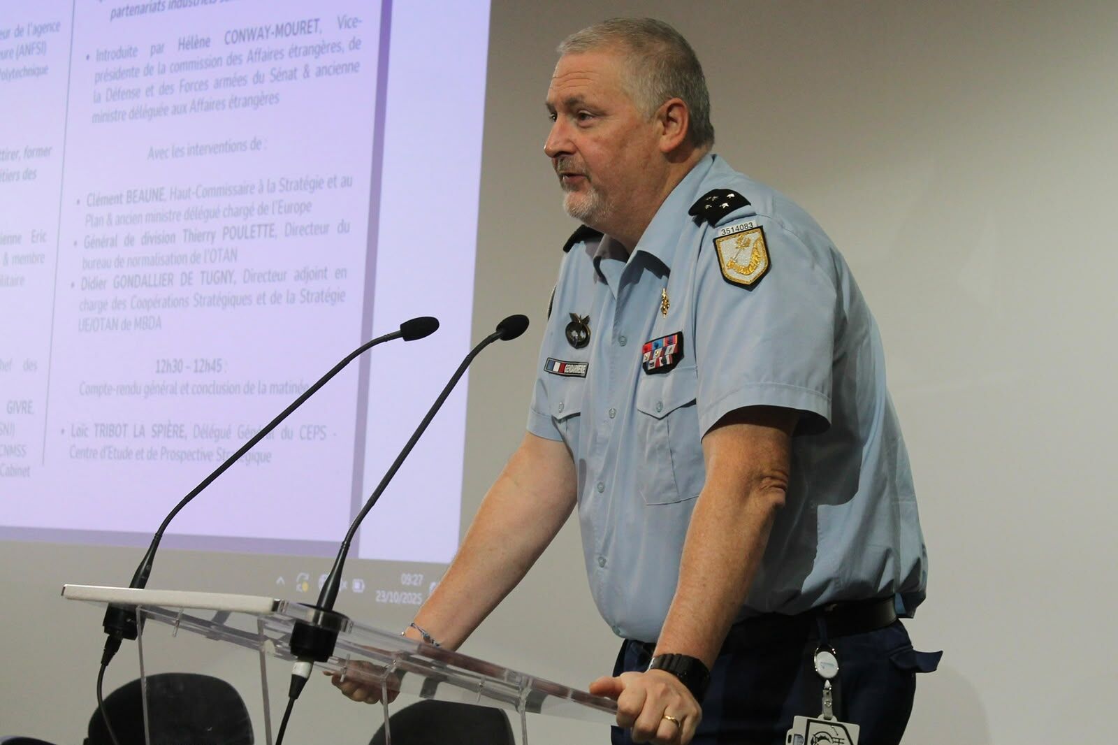 Un officier de gendarmerie à la tribune