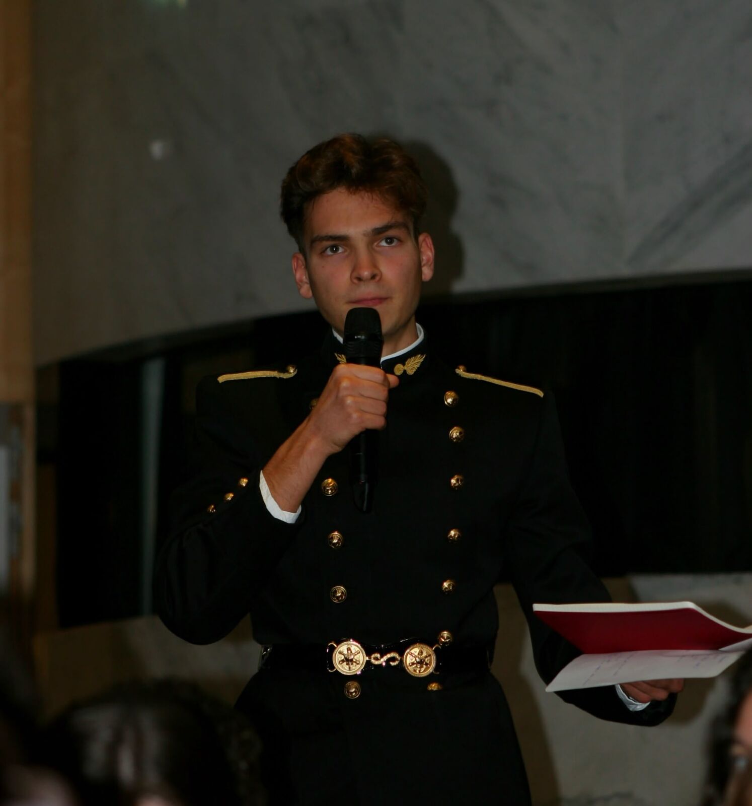Un élève officier en grande tenue au micro