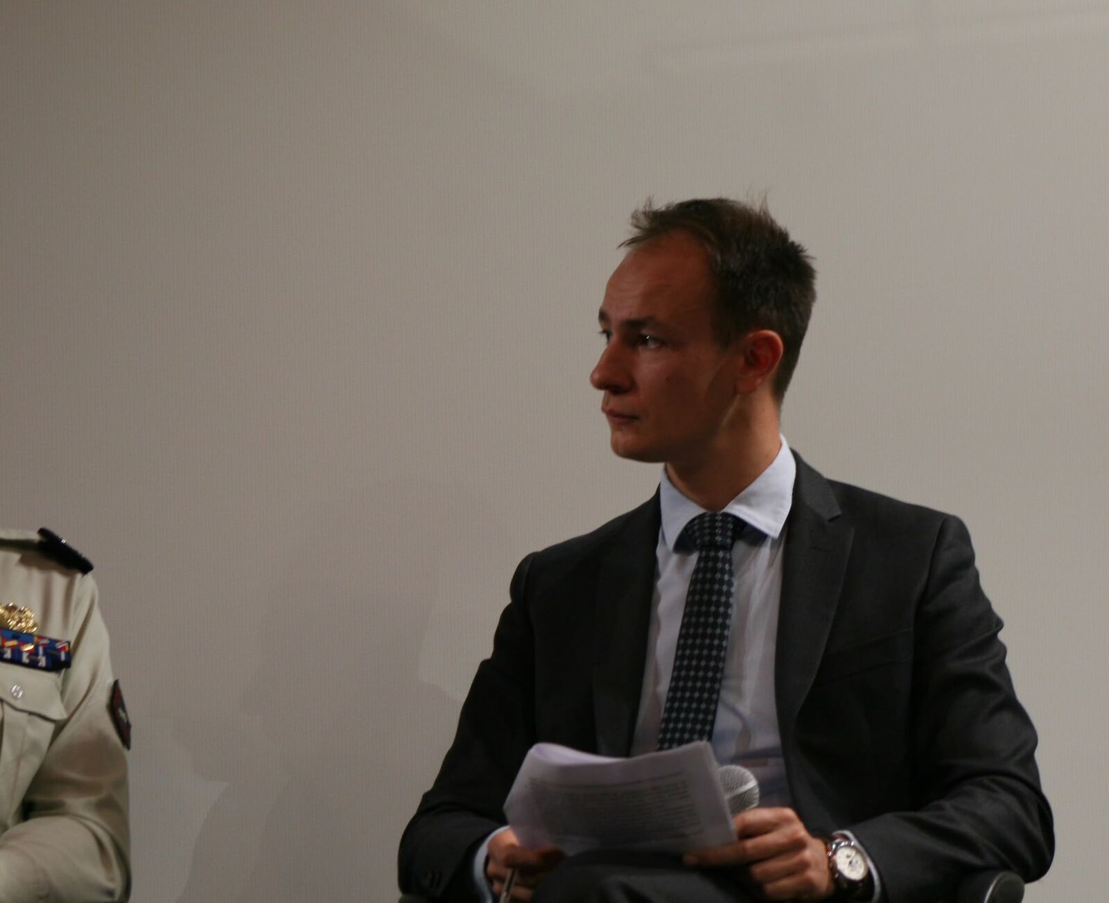 Un intervenant relit ses notes