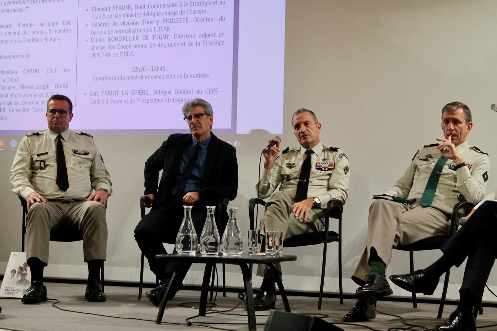 Table ronde avec des officiers généraux